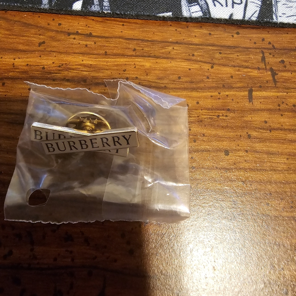 Burberry London Themed Pin Set - Picture 4 of 11